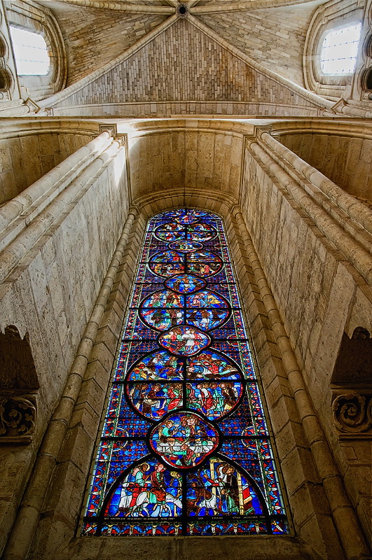 Fenster Bretagne 09-2012 D35_0182 als Smart-Objekt-1 Kopie.jpg - Ein riesiges buntes Fenster zauberte ein tolles Licht in die Kathedrale.